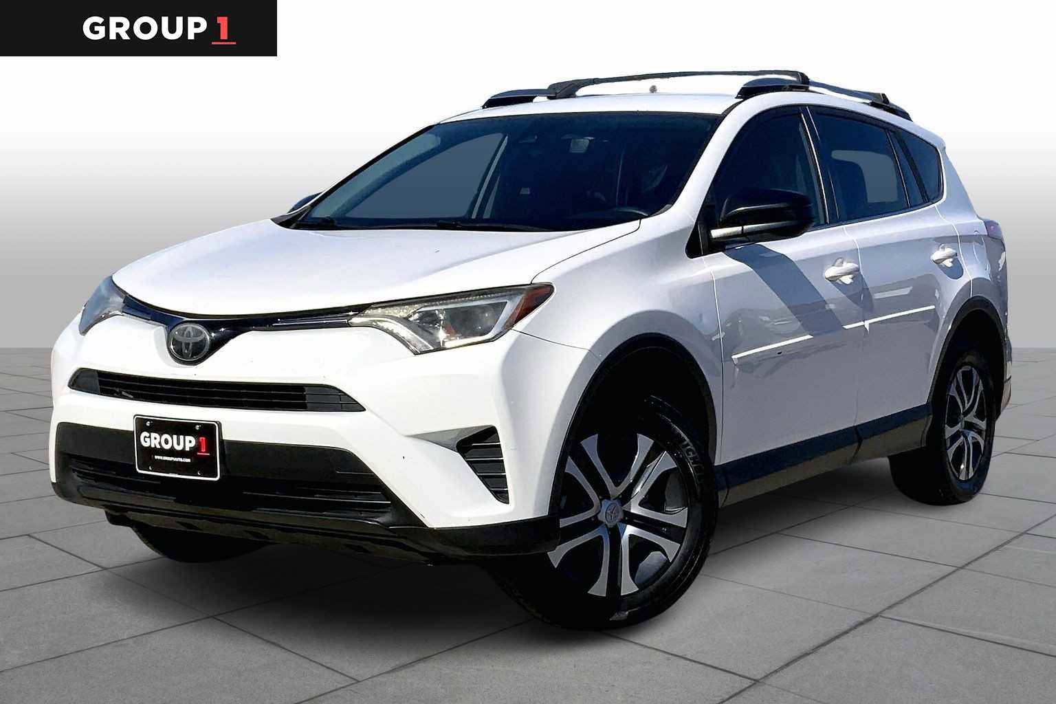Used 2017 Toyota RAV4 LE image 1