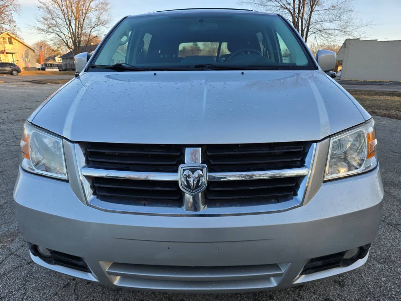 Used 2010 Dodge Grand Caravan SXT FWD image 2