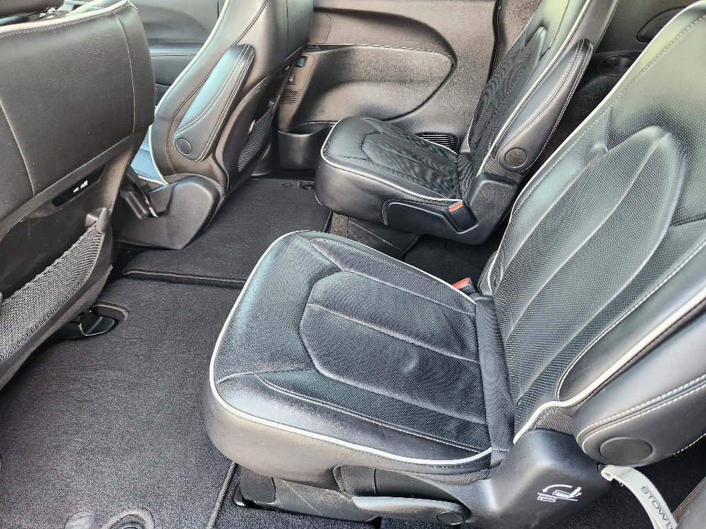 Used 2025 Chrysler Pacifica Limited image 30