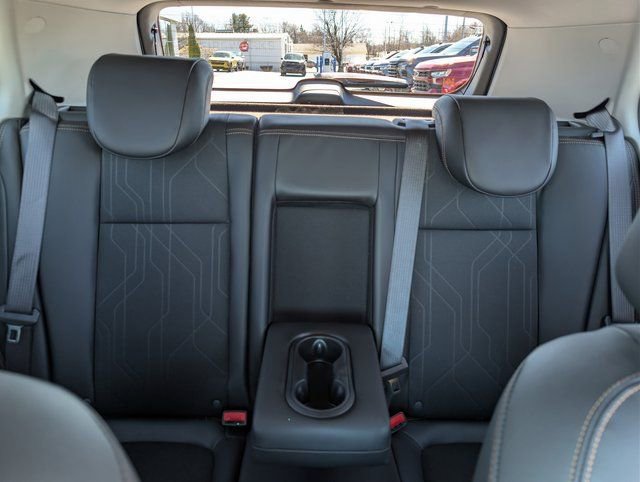 Used 2022 Chevrolet Trax LT w/ LT Convenience Package image 16