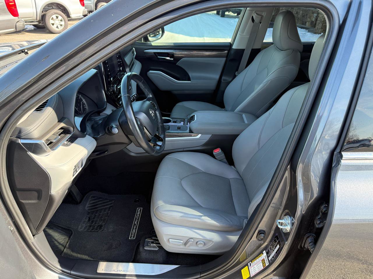Used 2021 Toyota Highlander Limited FWD image 10