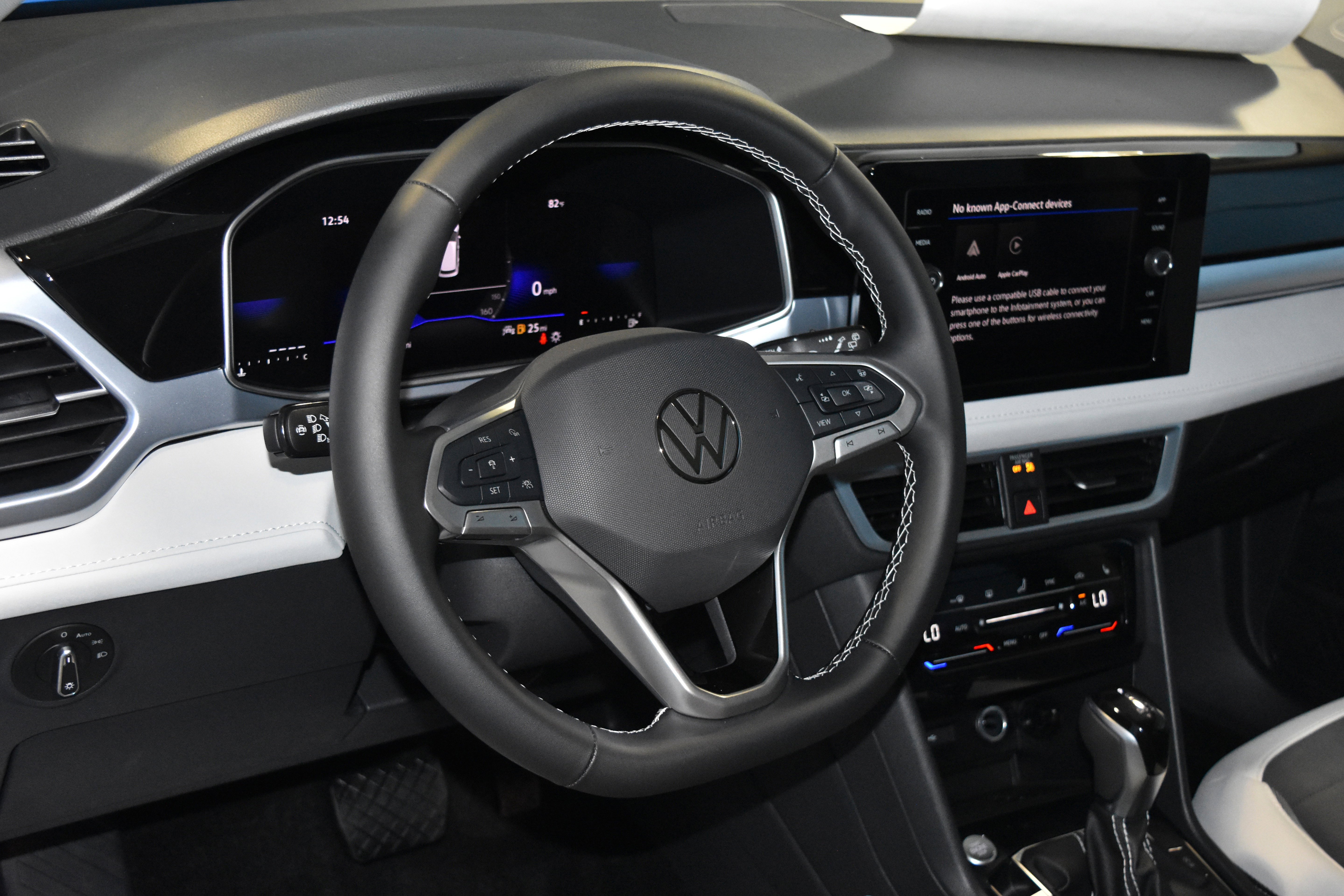 New 2025 Volkswagen Taos SE image 2