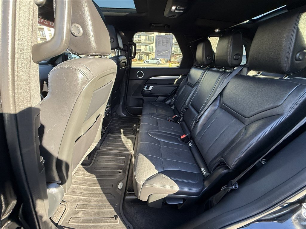 Used 2020 Land Rover Discovery Landmark image 16