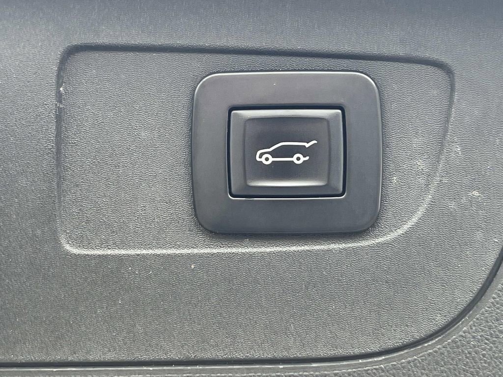 Used 2018 Buick Regal Essence w/ Sights and Sounds Package AWD/4WD image 13