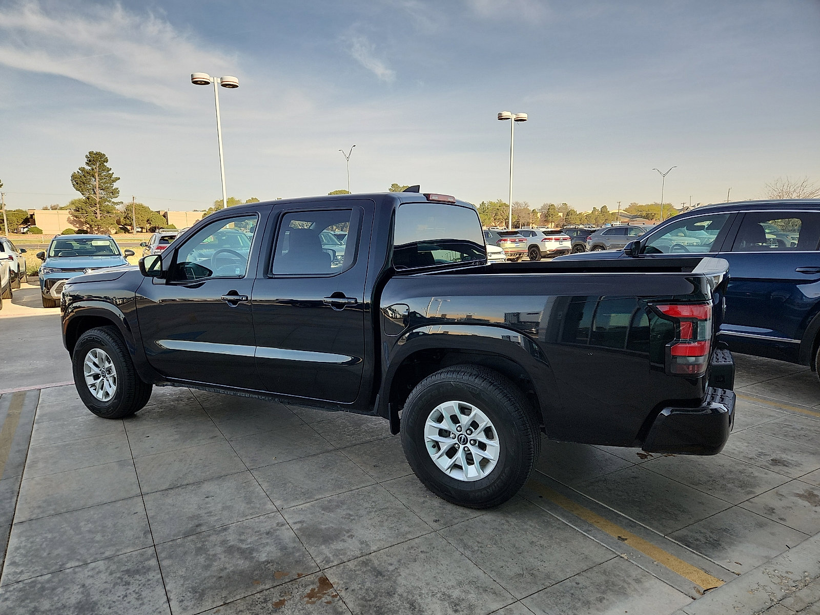 Used 2024 Nissan Frontier SV image 4