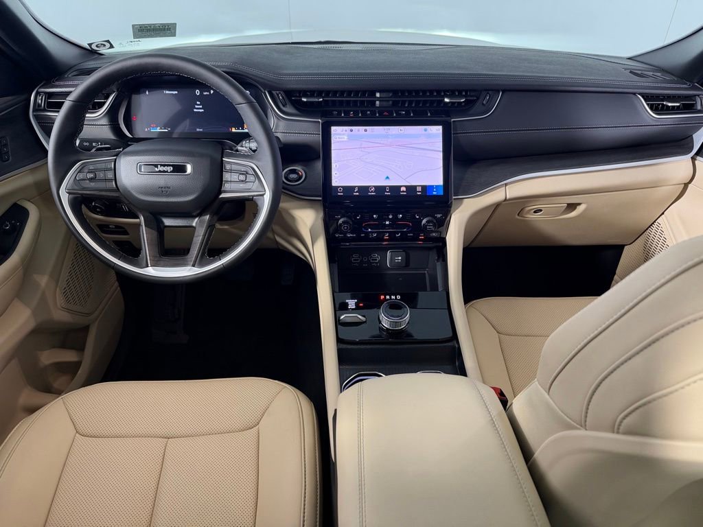 Used 2025 Jeep Grand Cherokee Limited w/ Luxury Tech Group II image 12