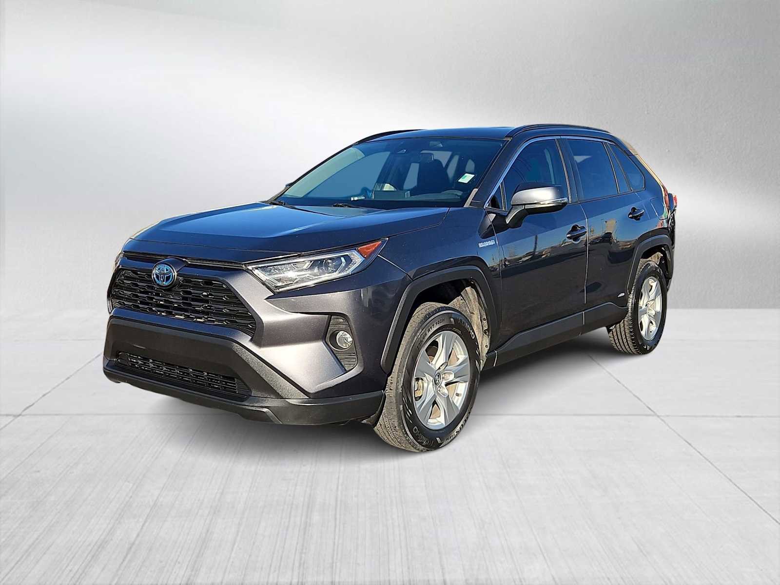 Used 2021 Toyota RAV4 XLE w/ Carpet Mat Package (TMS) image 4