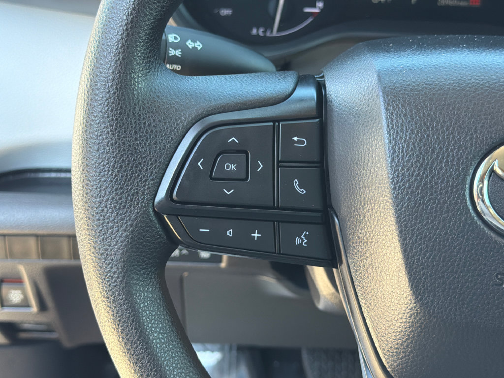 Used 2025 Toyota Sienna LE FWD image 25