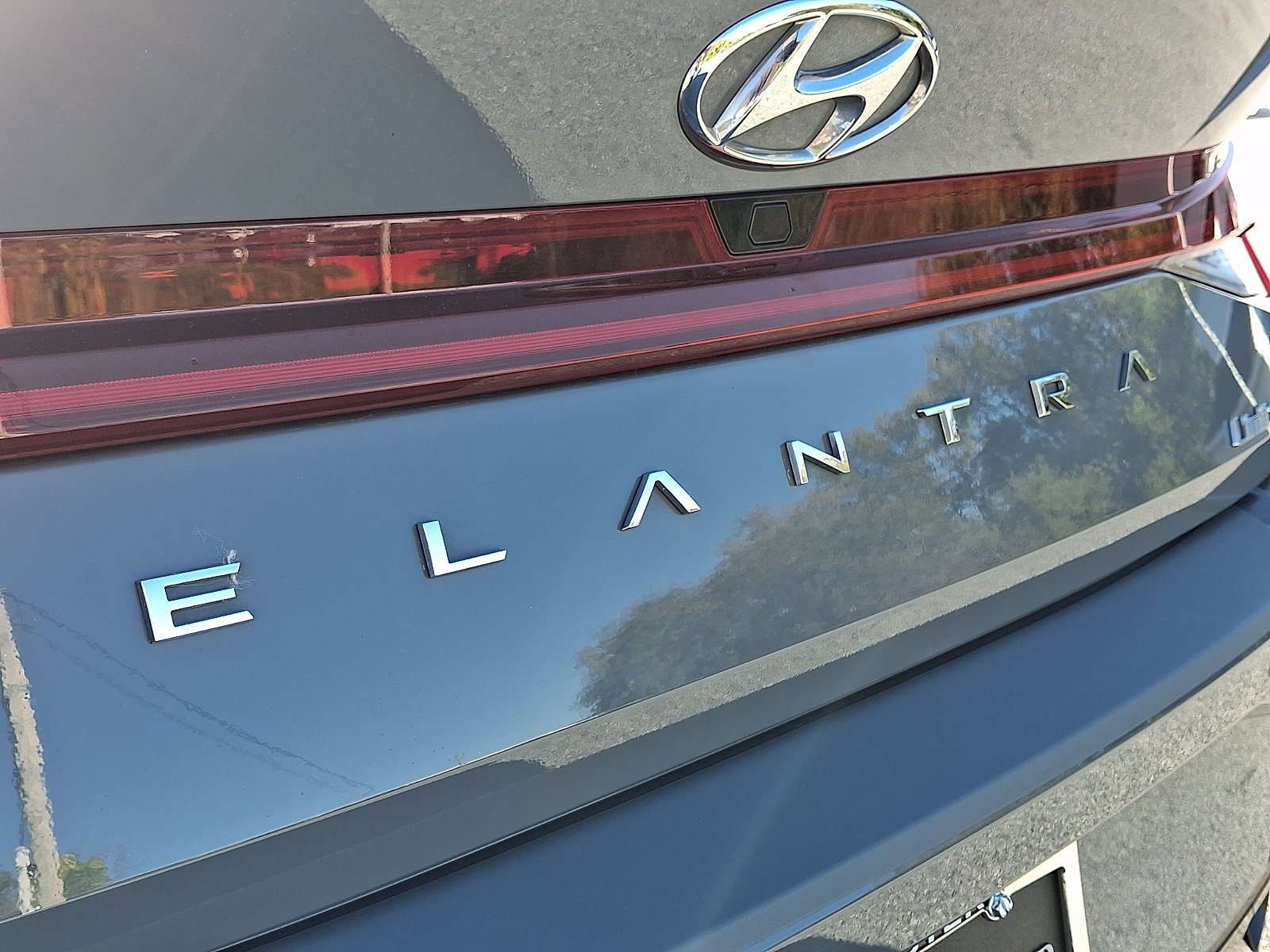 Used 2022 Hyundai Elantra Limited w/ Preferred Accessory Package FWD image 30