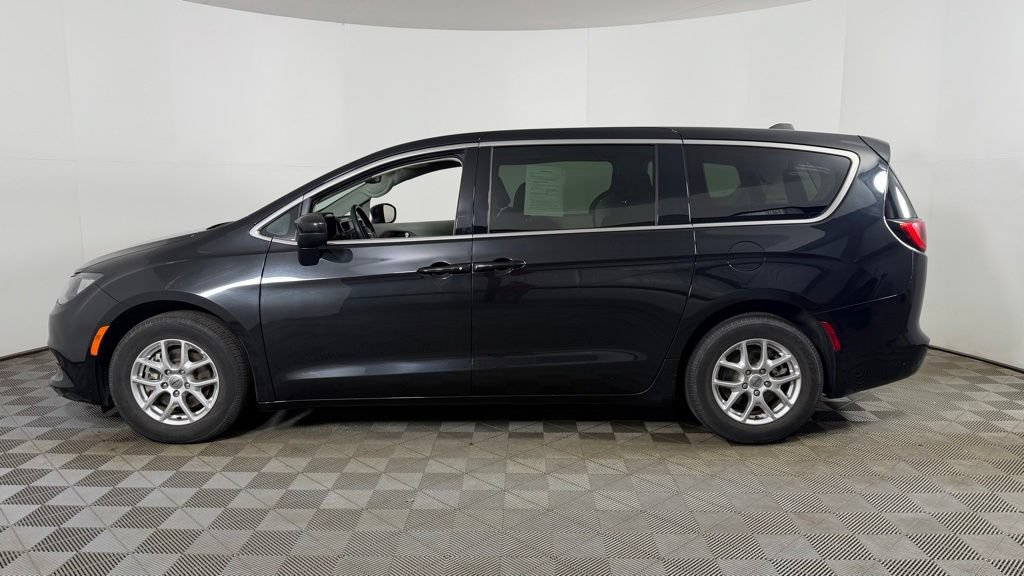 Used 2023 Chrysler Voyager LX FWD image 5