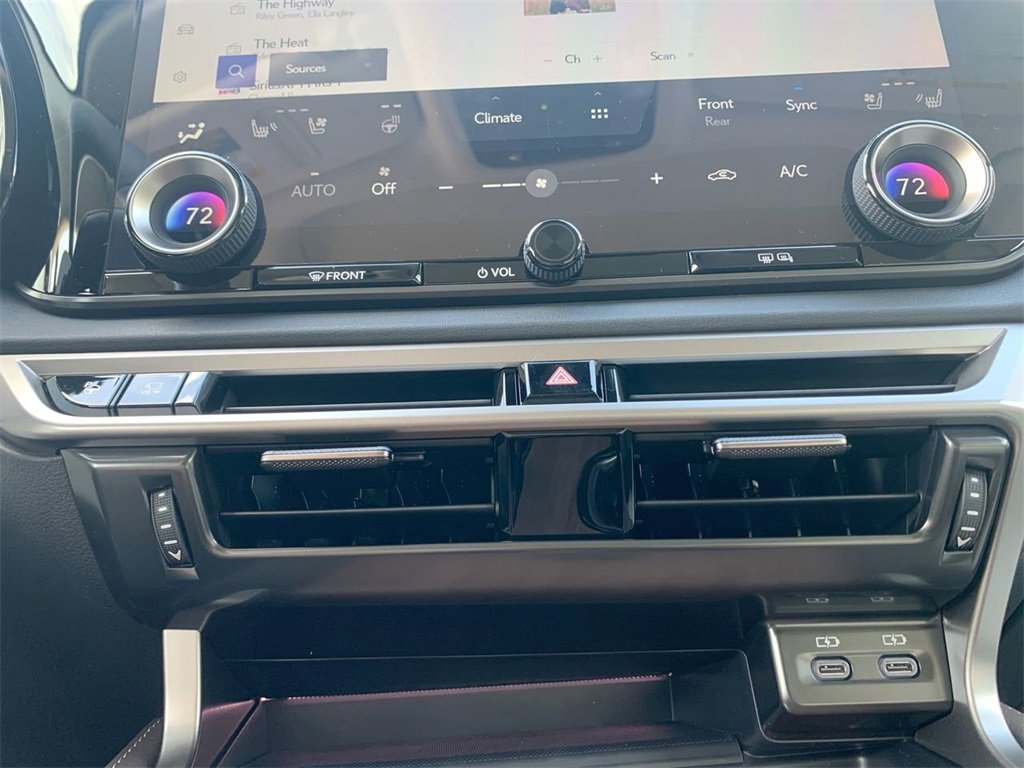 New 2025 Lexus RX 450h AWD w/ Luxury Package image 17