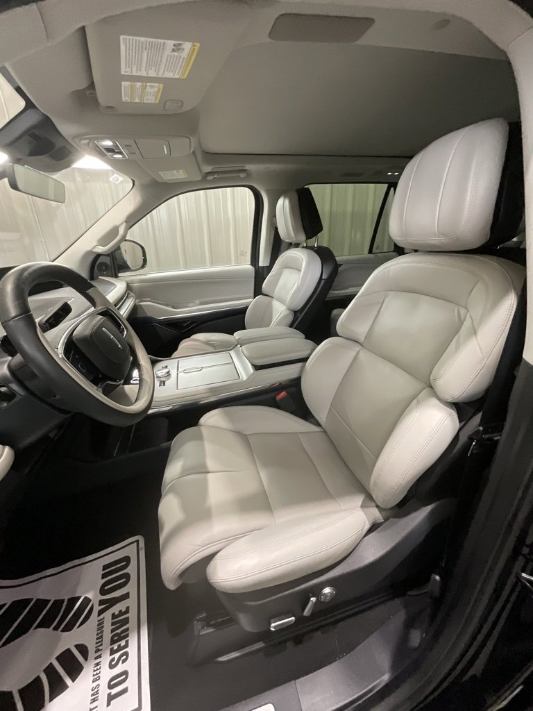 Used 2025 Lincoln Navigator Reserve image 10