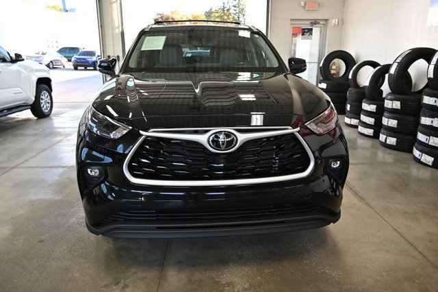 Used 2023 Toyota Highlander XLE image 2