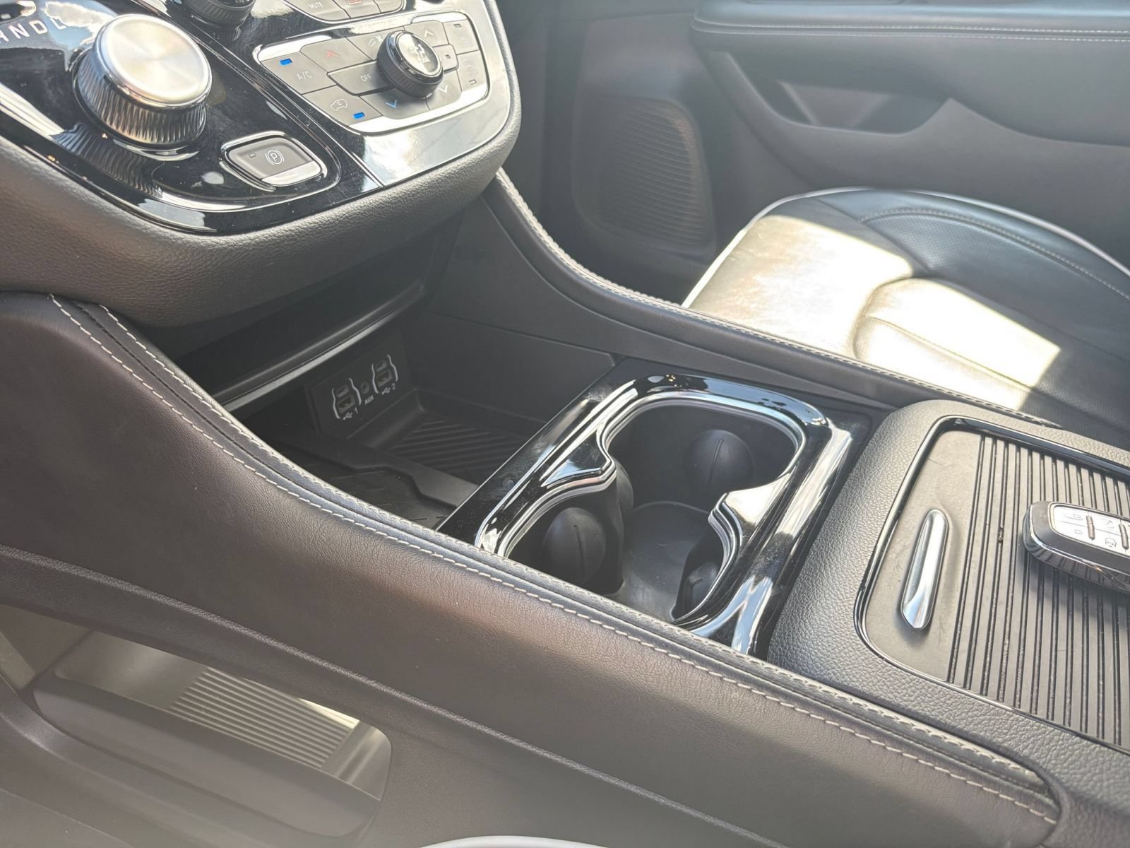 Used 2025 Chrysler Pacifica Limited FWD image 45