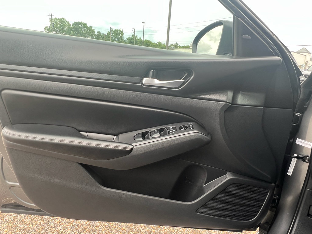 Used 2025 Nissan Altima 2.5 SV FWD image 18