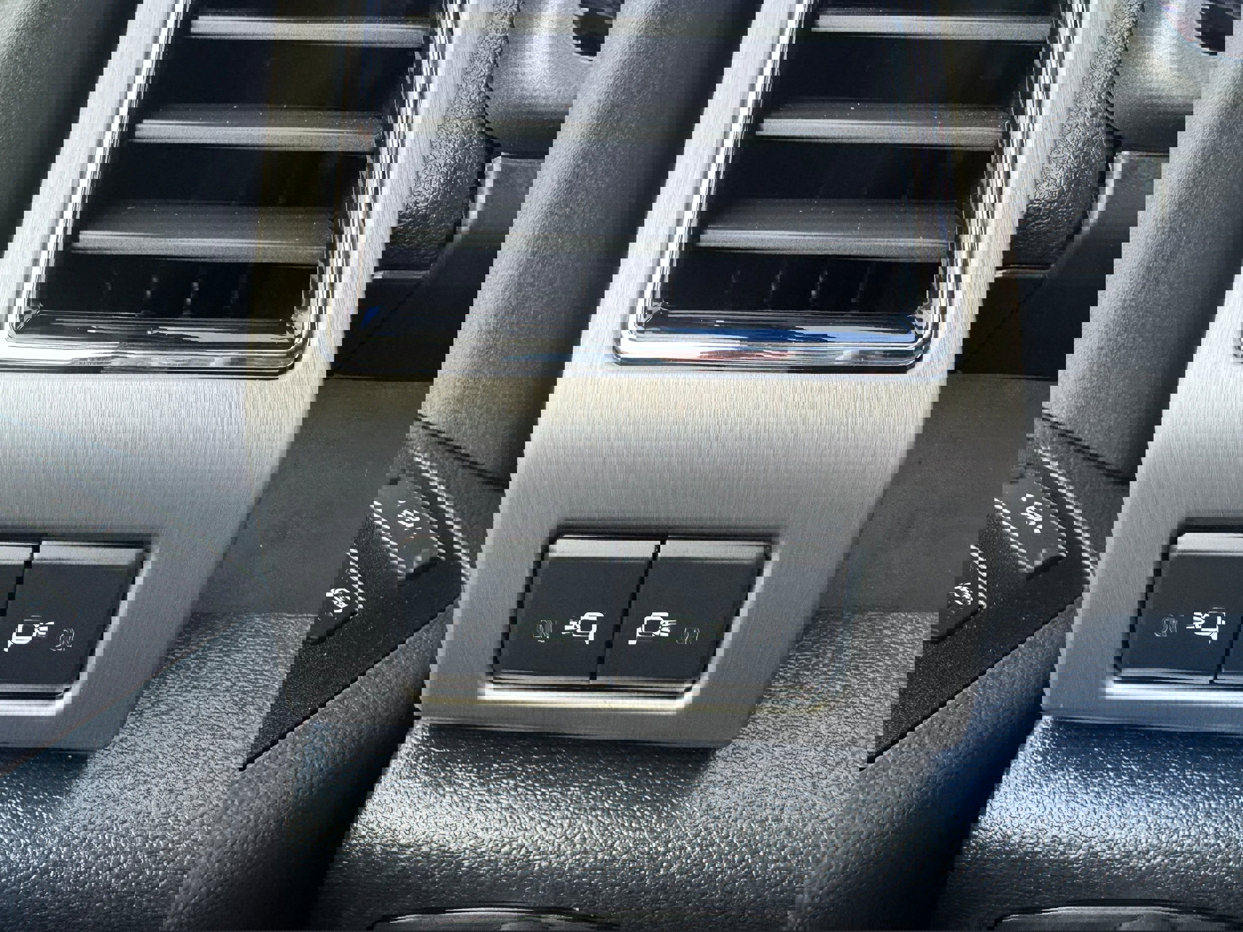 Used 2022 Ford F350 Platinum w/ FX4 Off-Road Package AWD/4WD image 28