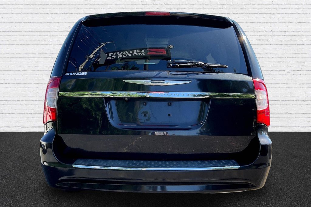 Used 2015 Chrysler Town & Country Touring FWD image 5