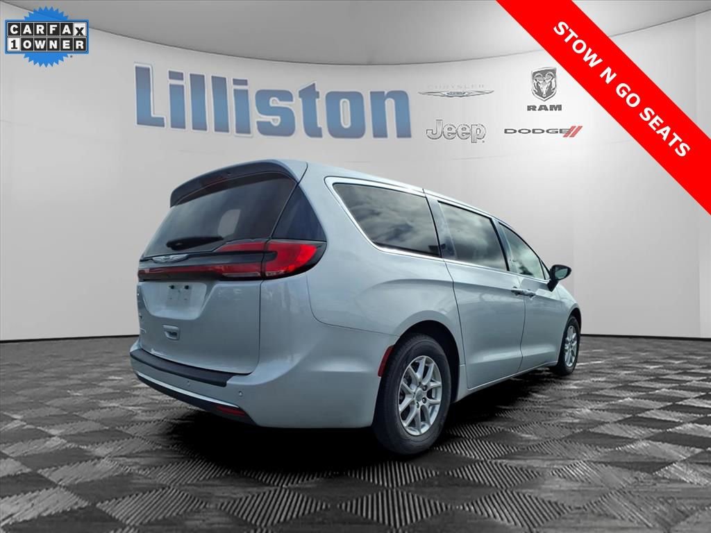 Used 2024 Chrysler Pacifica Touring-L image 6