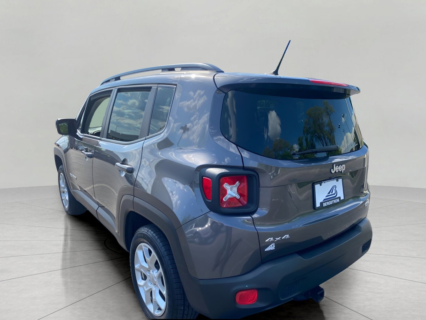Used 2017 Jeep Renegade Latitude AWD/4WD image 10