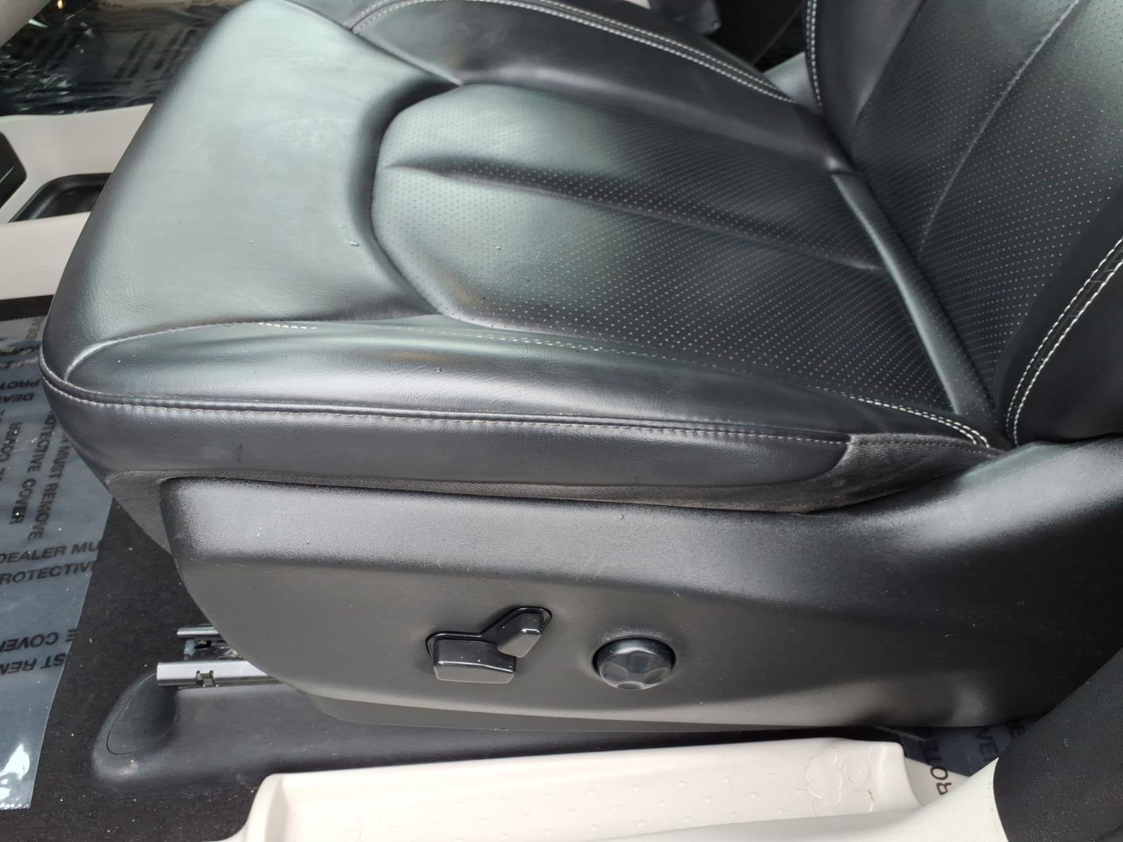 Used 2023 Chrysler Pacifica Touring-L image 14