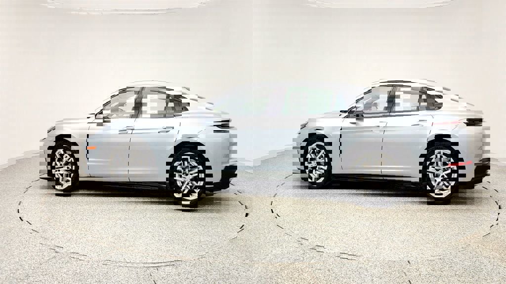 Used 2024 Porsche Panamera image 8