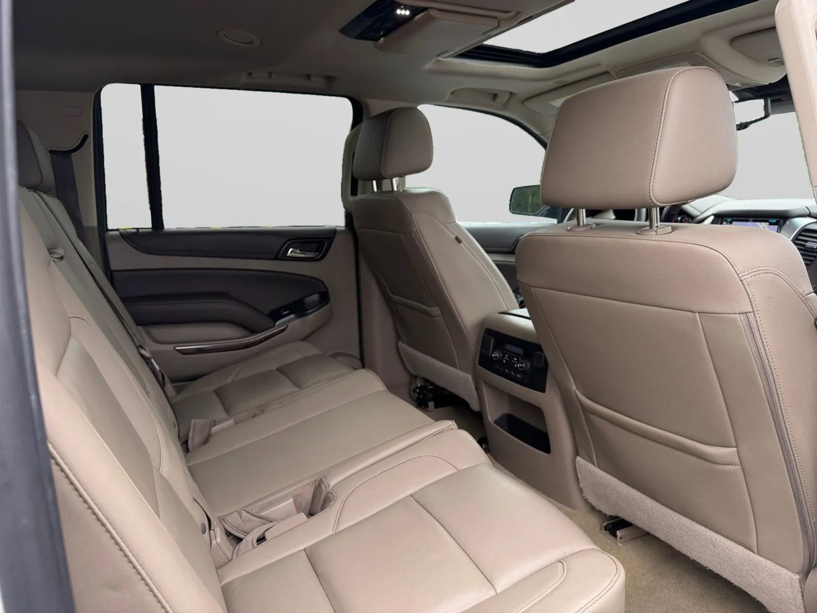 Used 2018 Chevrolet Suburban LT RWD image 32