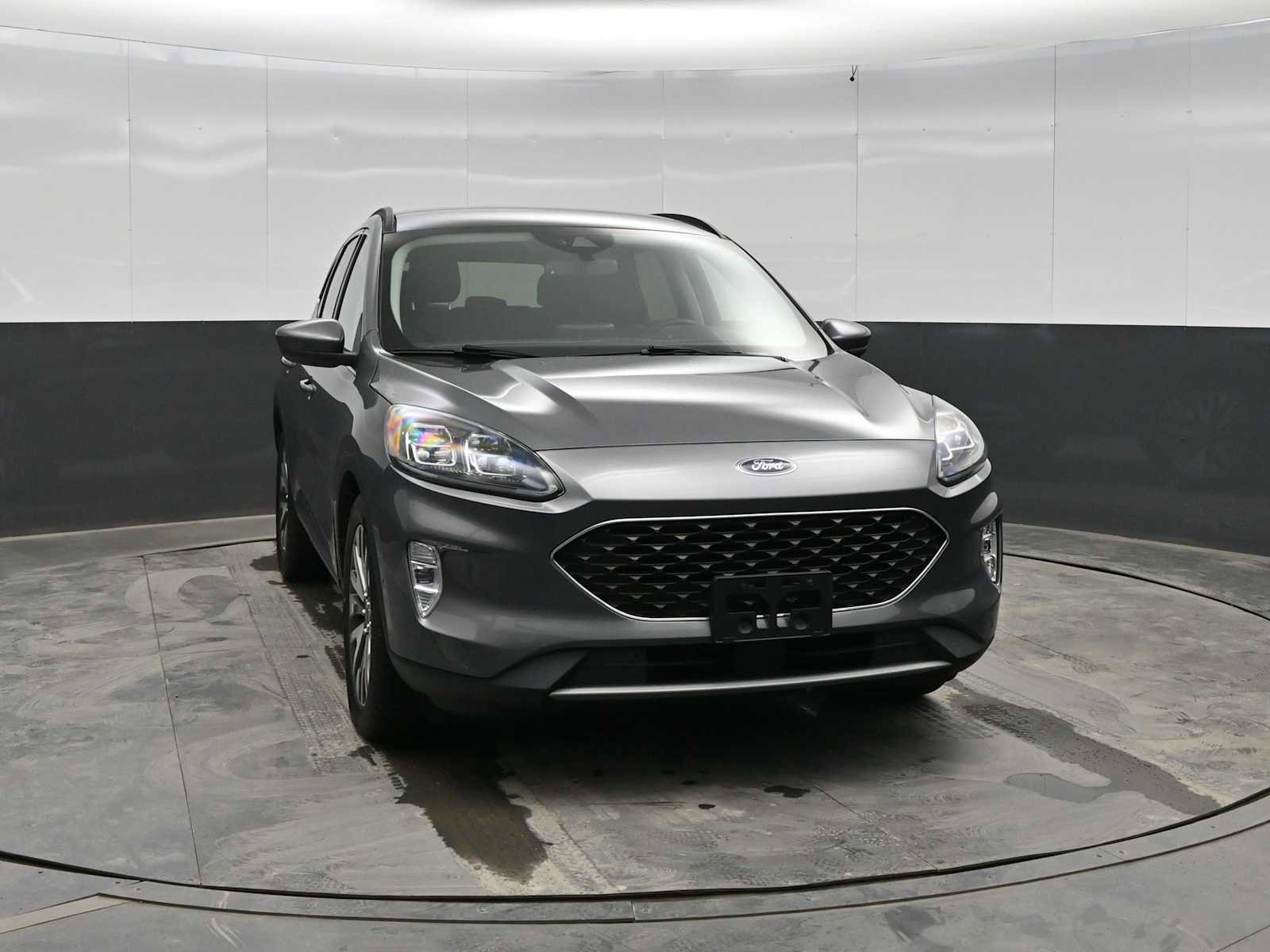 Used 2021 Ford Escape Titanium image 2