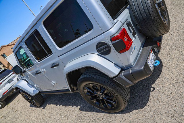 Used 2024 Jeep Wrangler Sahara w/ Technology Group AWD/4WD image 8