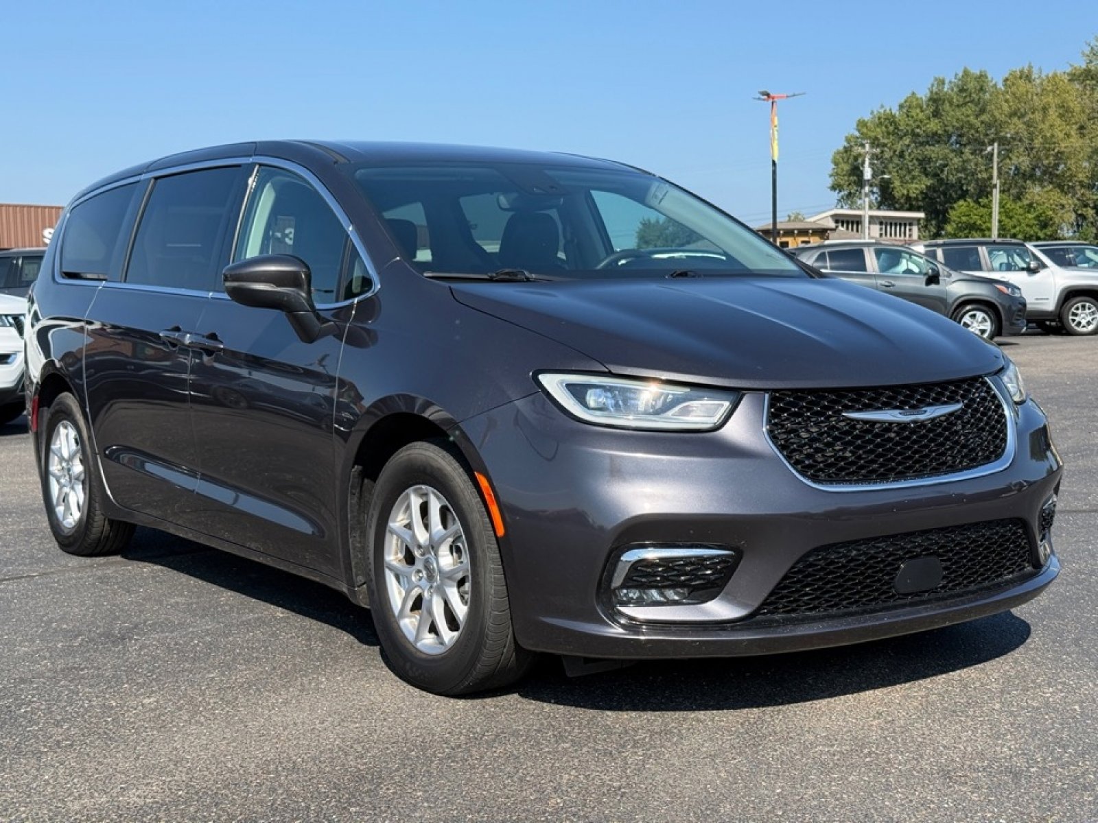 Used 2023 Chrysler Pacifica Touring-L image 2