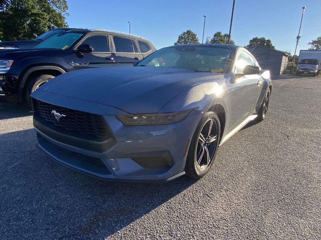 Used 2025 Ford Mustang Coupe RWD image 3