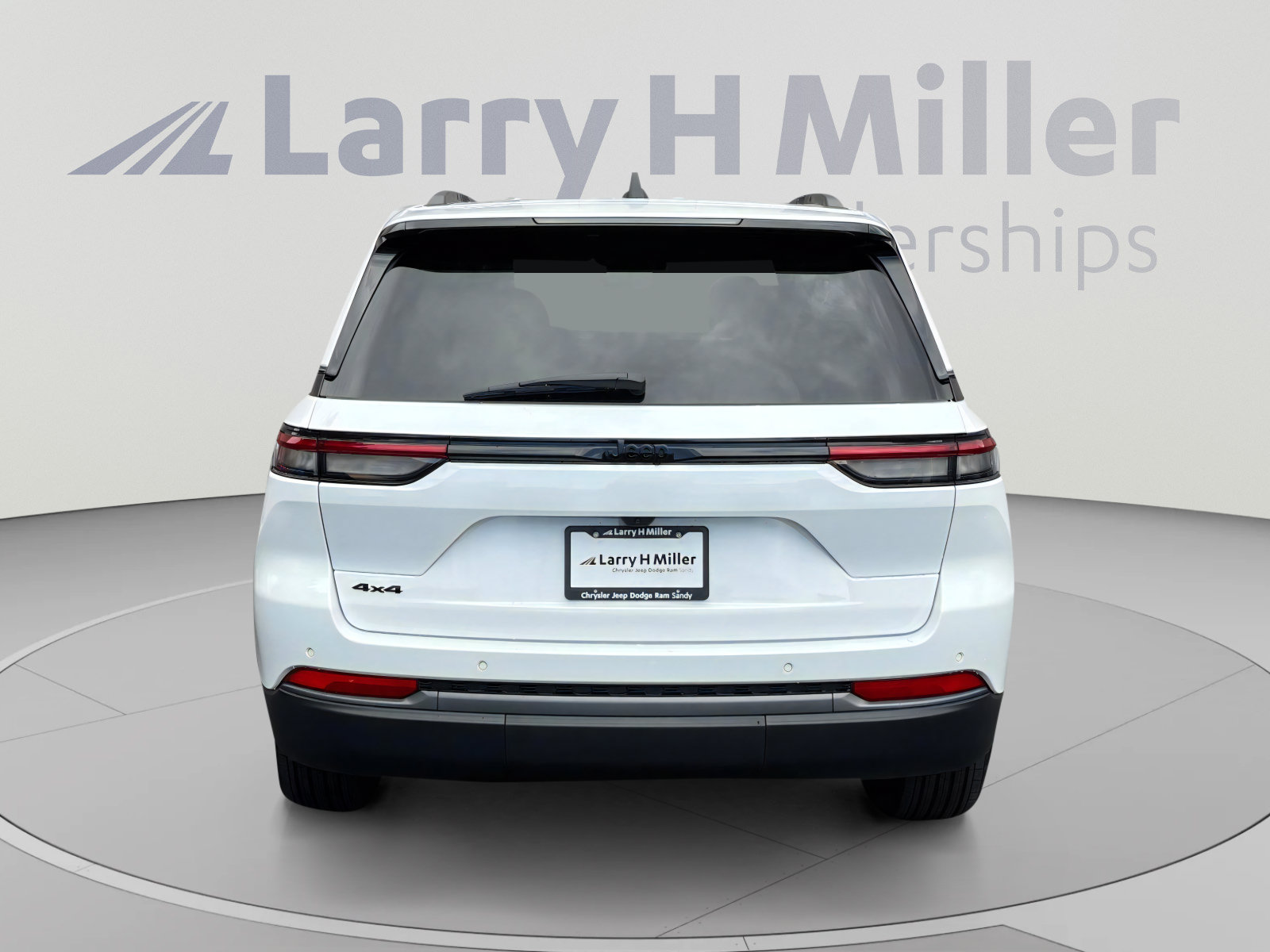 Used 2026 Jeep Grand Cherokee Altitude AWD/4WD image 4