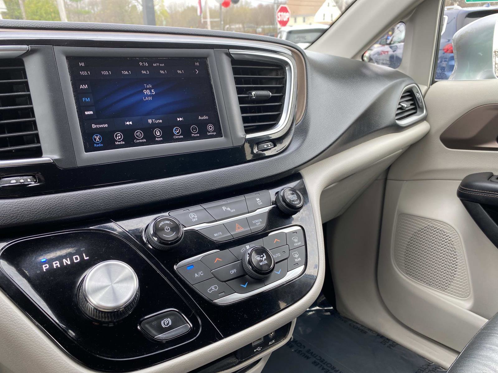 Used 2019 Chrysler Pacifica Touring-L FWD image 27