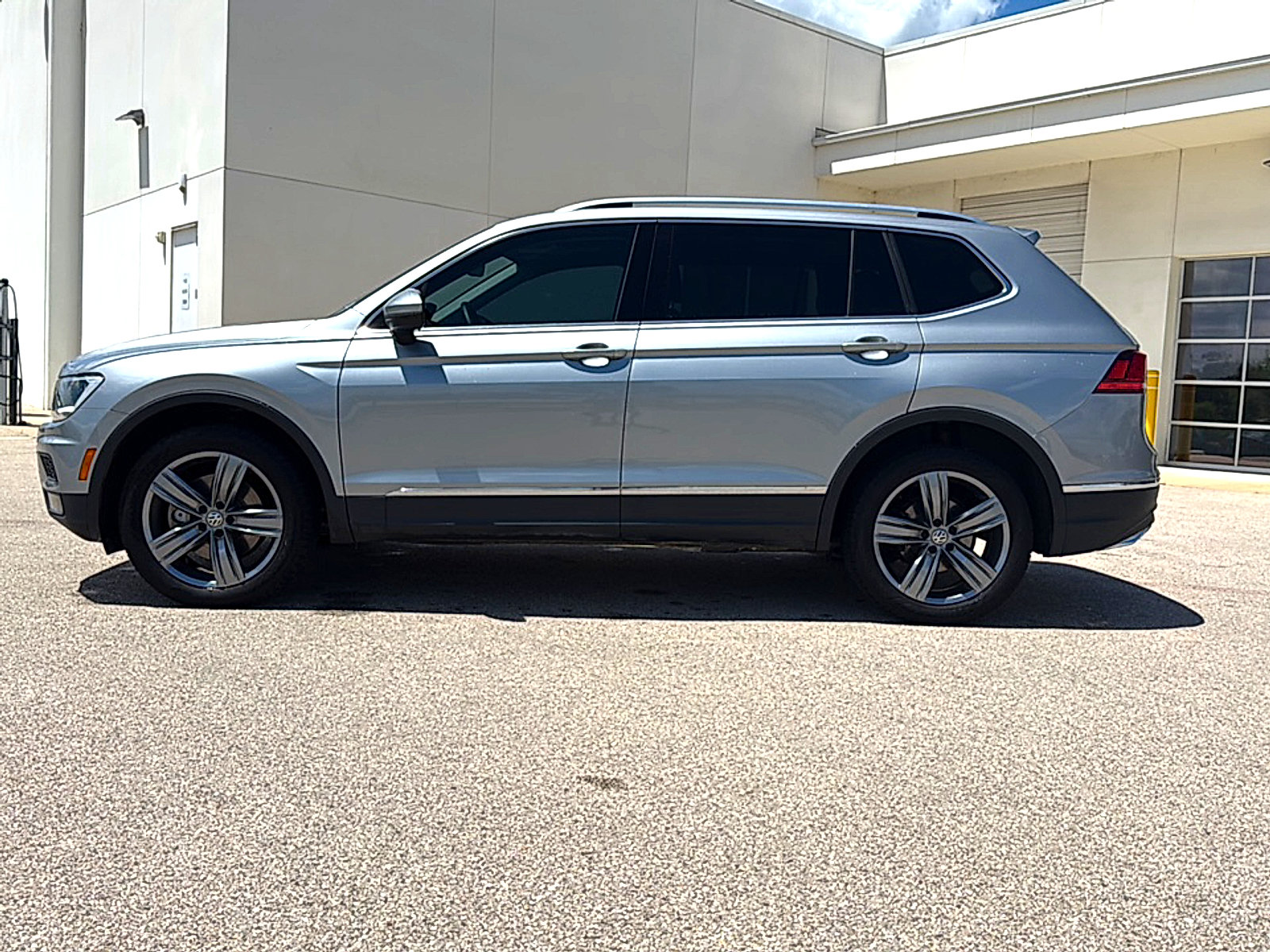 Used 2020 Volkswagen Tiguan SEL FWD image 4
