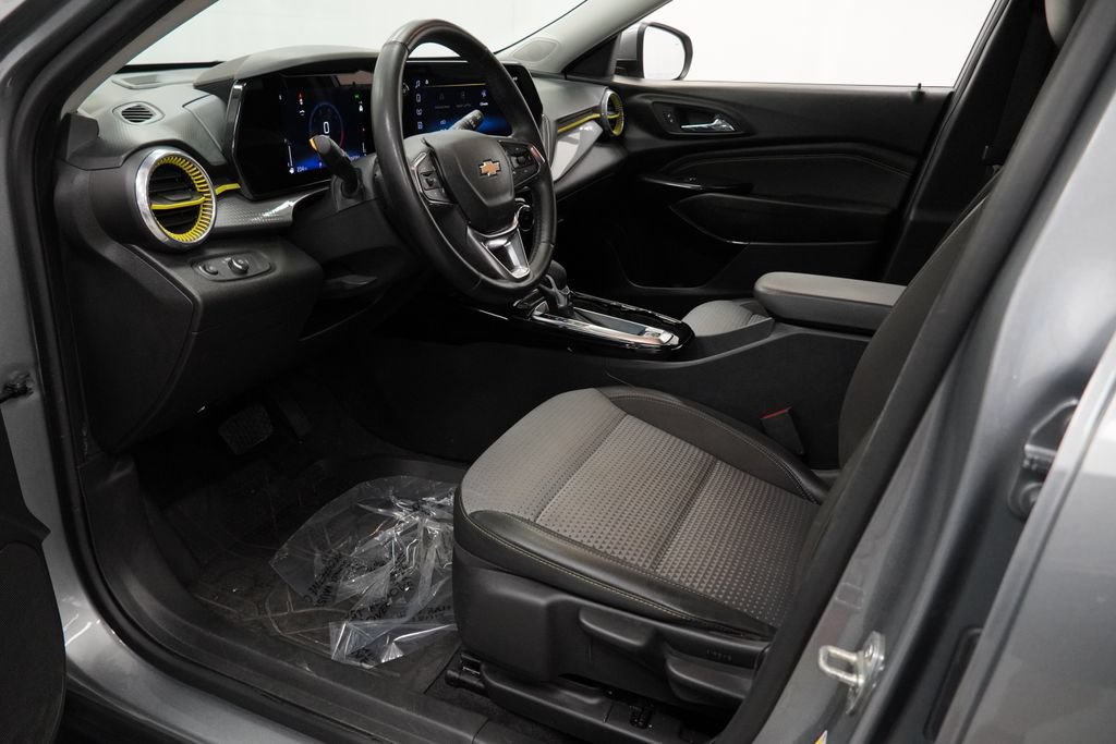 Used 2024 Chevrolet Trax LT w/ Driver Confidence Package FWD image 11