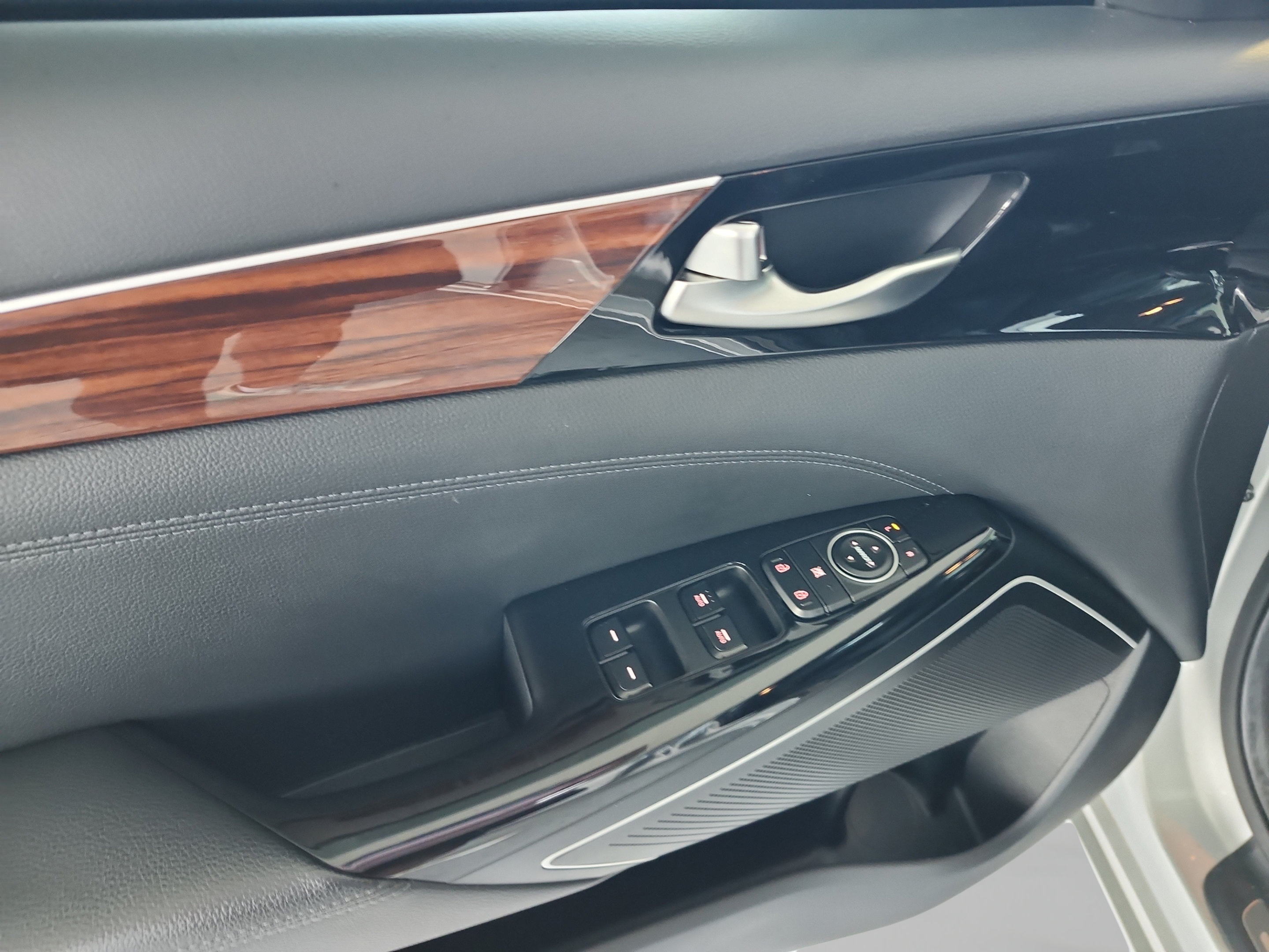 Used 2018 Kia Cadenza Premium FWD image 14