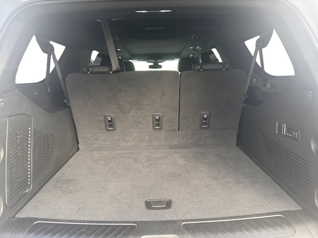 Used 2022 Chevrolet Suburban LT w/ Luxury Package image 21