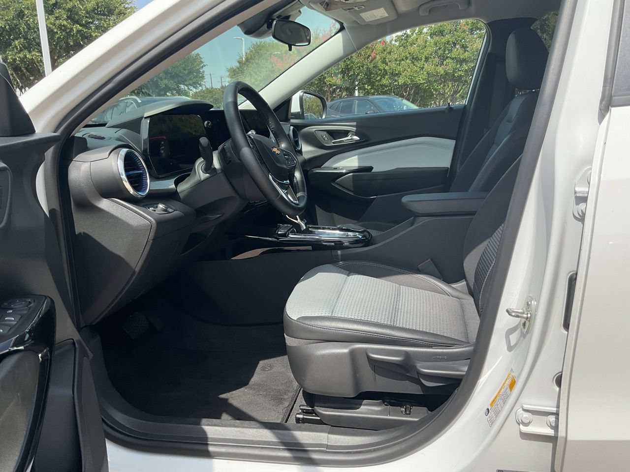 Used 2025 Chevrolet Trax LT w/ LT Convenience Package FWD image 8