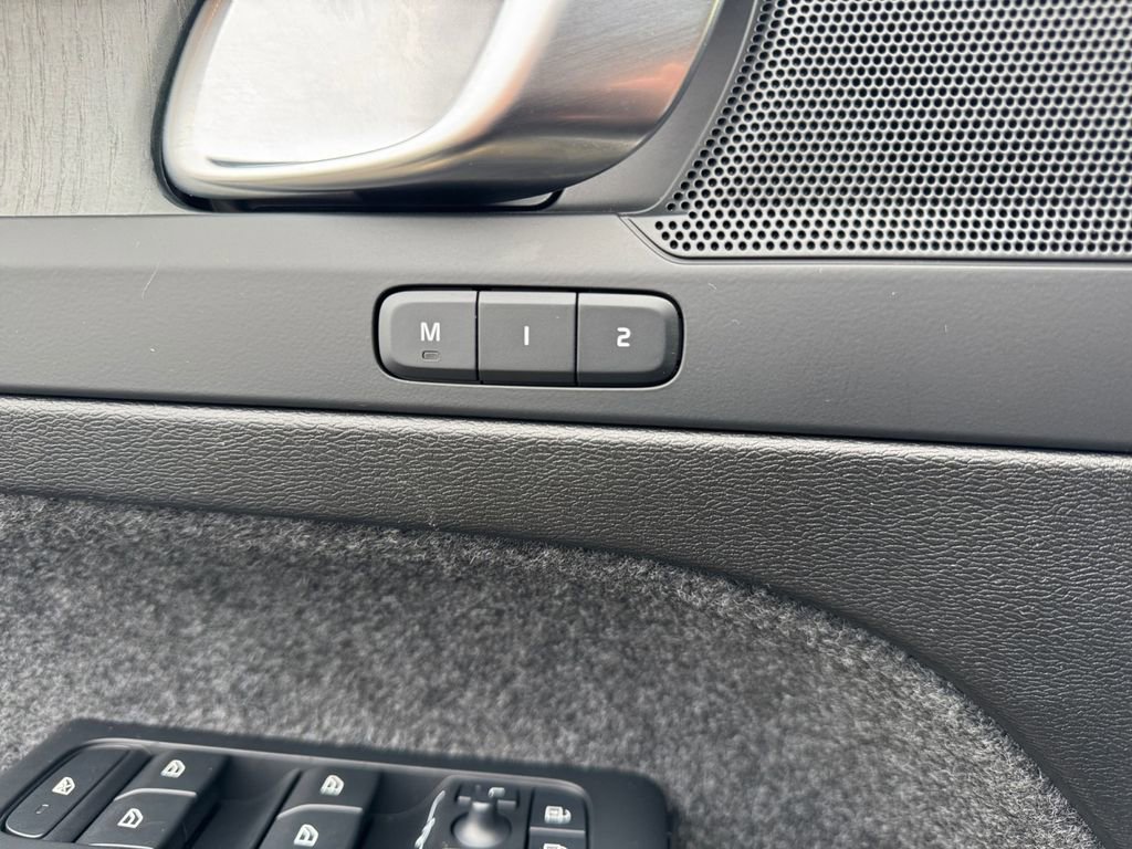 Certified 2025 Volvo XC40 B5 Core image 12