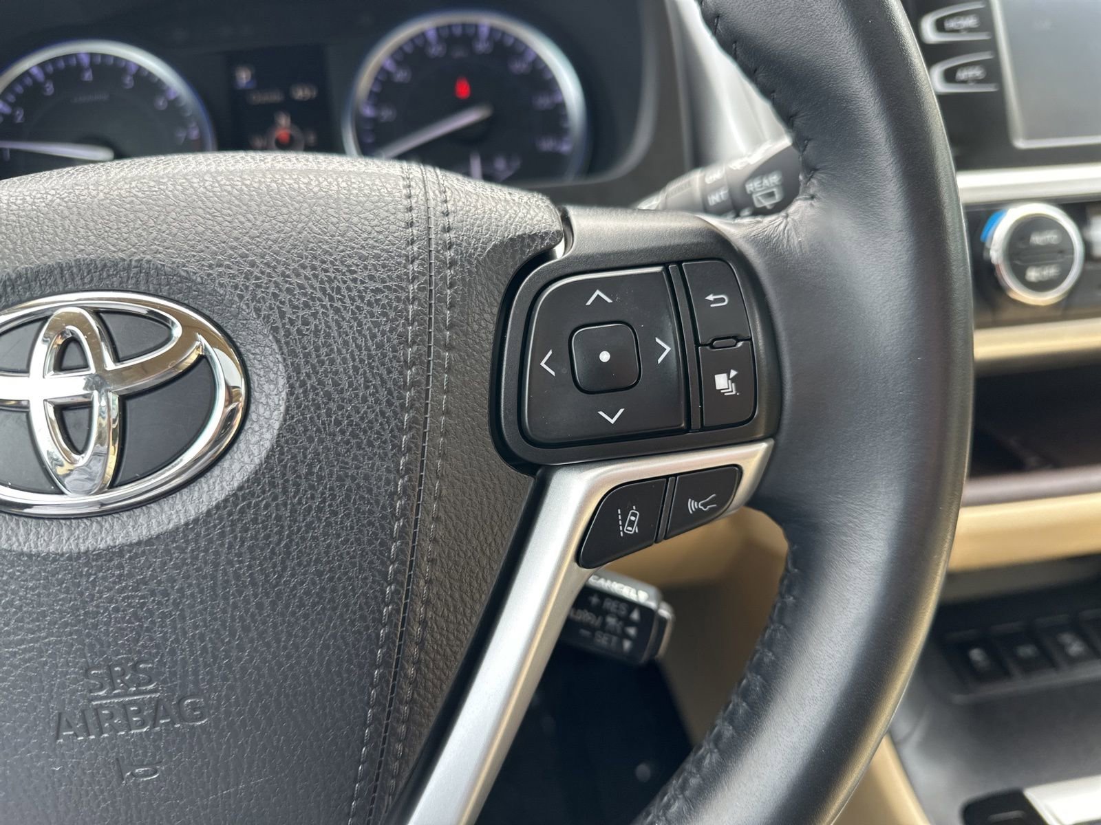 Used 2019 Toyota Highlander XLE AWD/4WD image 50