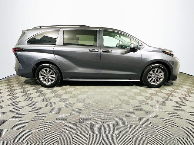 Certified 2025 Toyota Sienna XLE FWD image 9