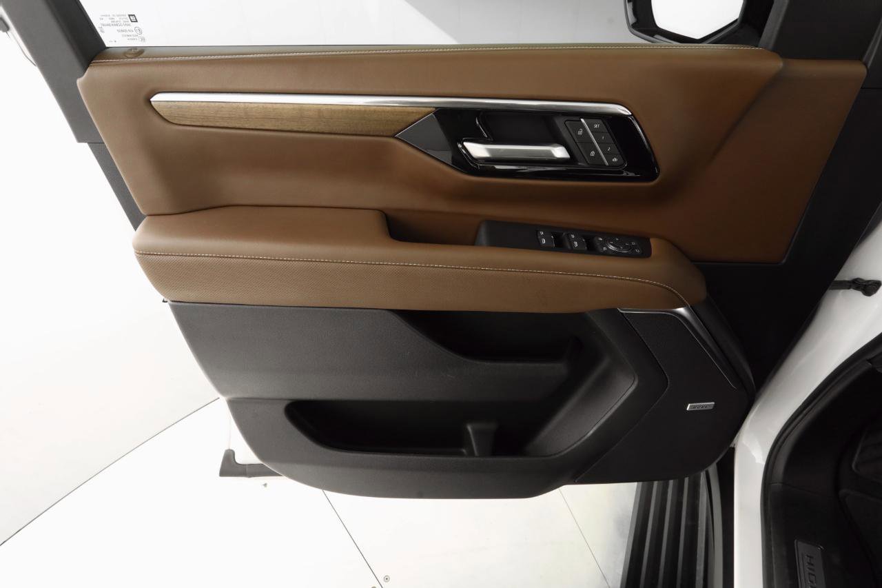 Used 2025 Chevrolet Suburban High Country image 11