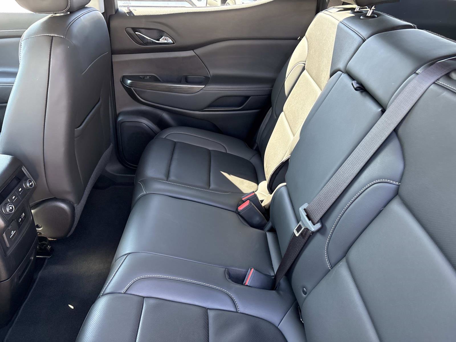 Certified 2023 GMC Acadia SLT image 29