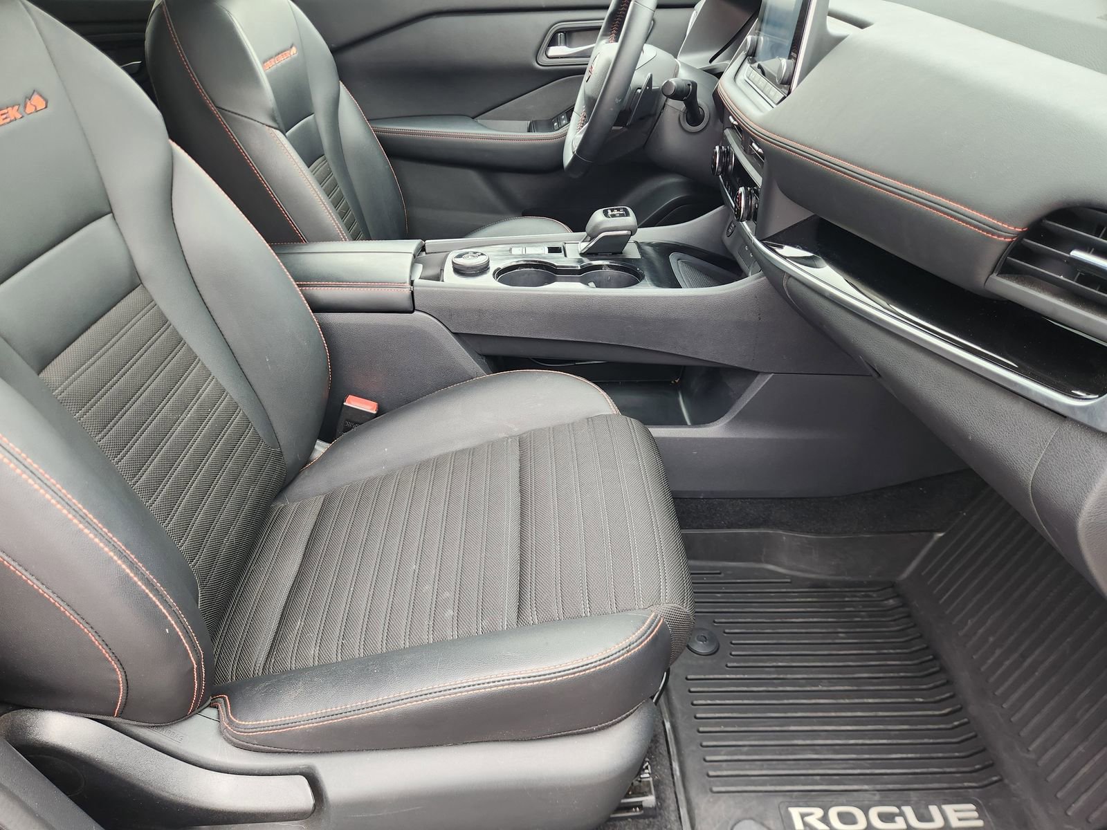 Used 2025 Nissan Rogue SV image 17