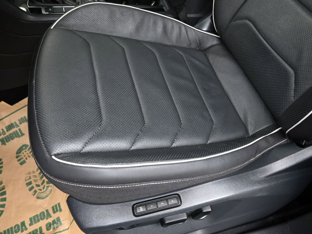Used 2023 Volkswagen Tiguan SEL R-Line image 23