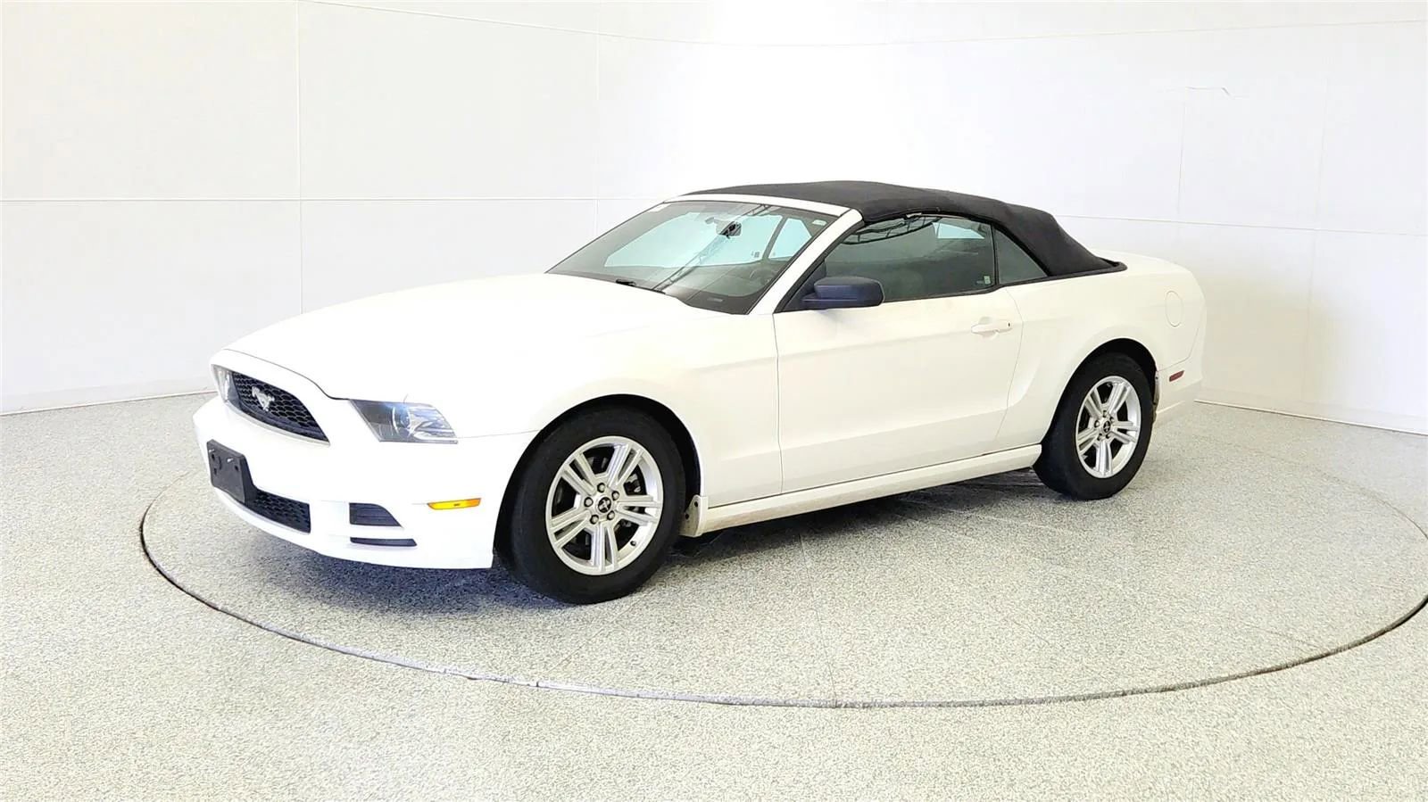 Used 2013 Ford Mustang Convertible RWD image 3