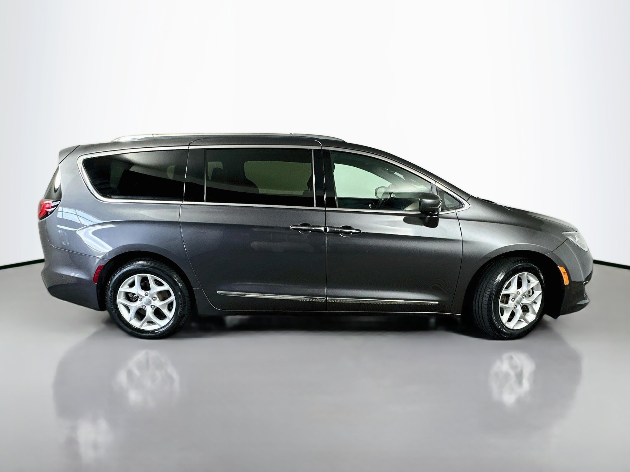 Used 2020 Chrysler Pacifica Touring-L FWD image 8