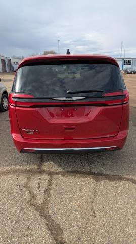 Used 2025 Chrysler Pacifica Select image 6