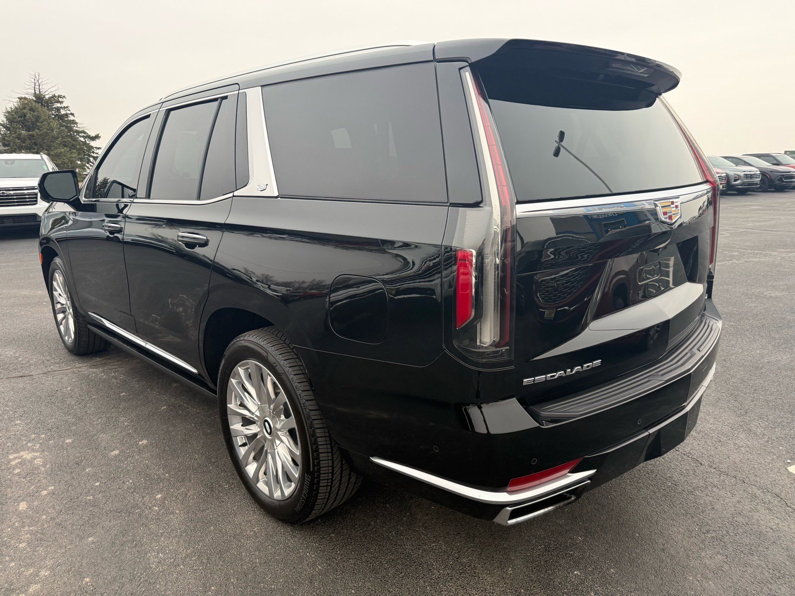 Used 2023 Cadillac Escalade Premium Luxury w/ Performance Package image 3