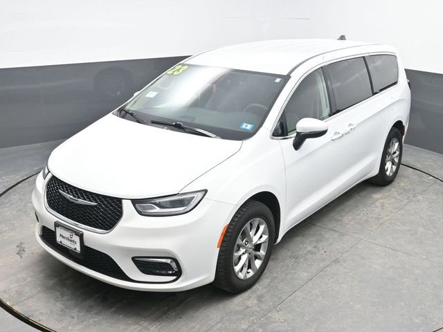 Used 2023 Chrysler Pacifica Touring-L image 21