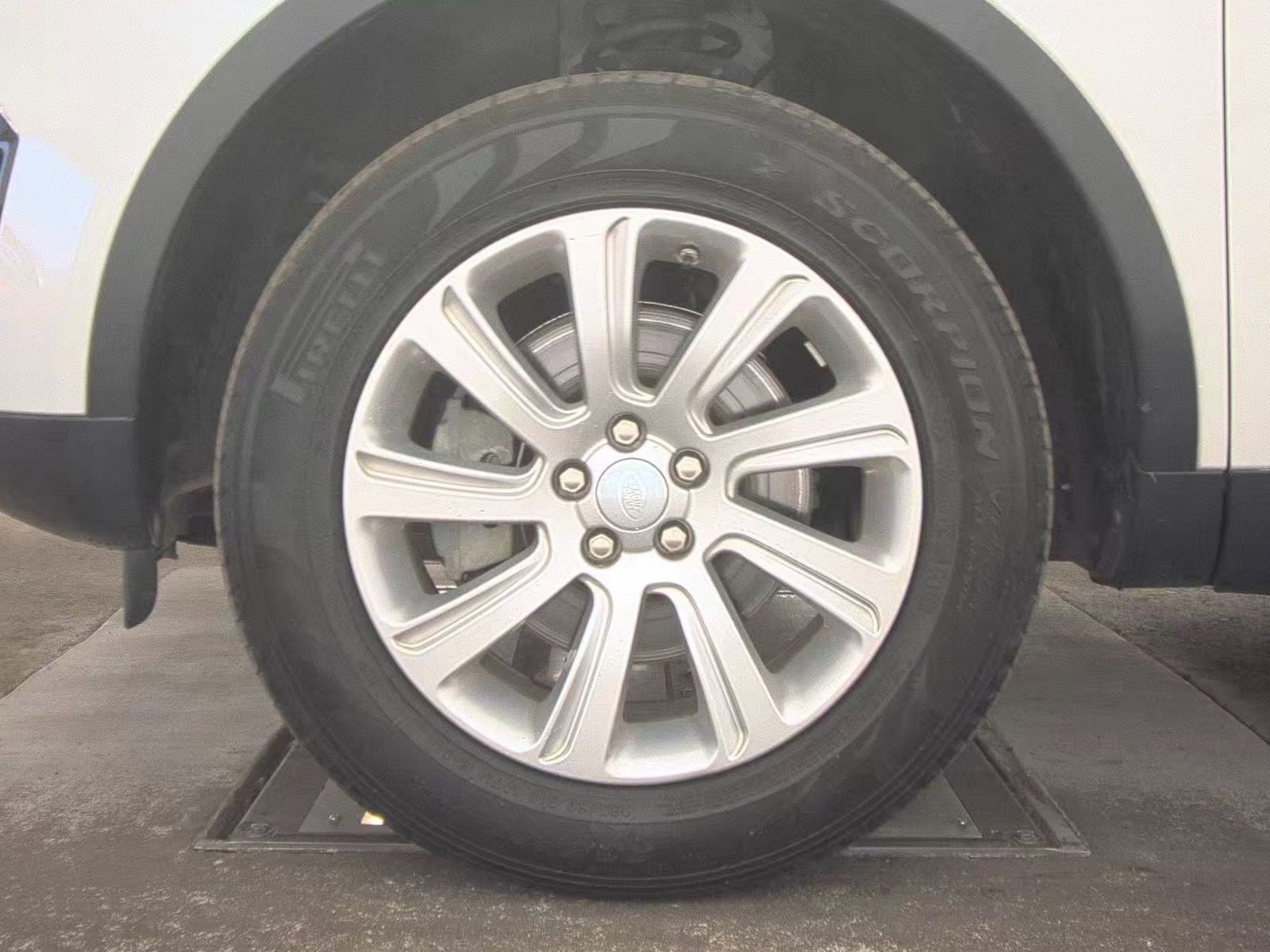 Used 2019 Land Rover Discovery Sport SE image 8